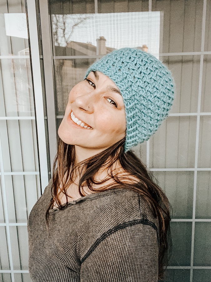 free crochet hat pattern made with worsted weight yarn